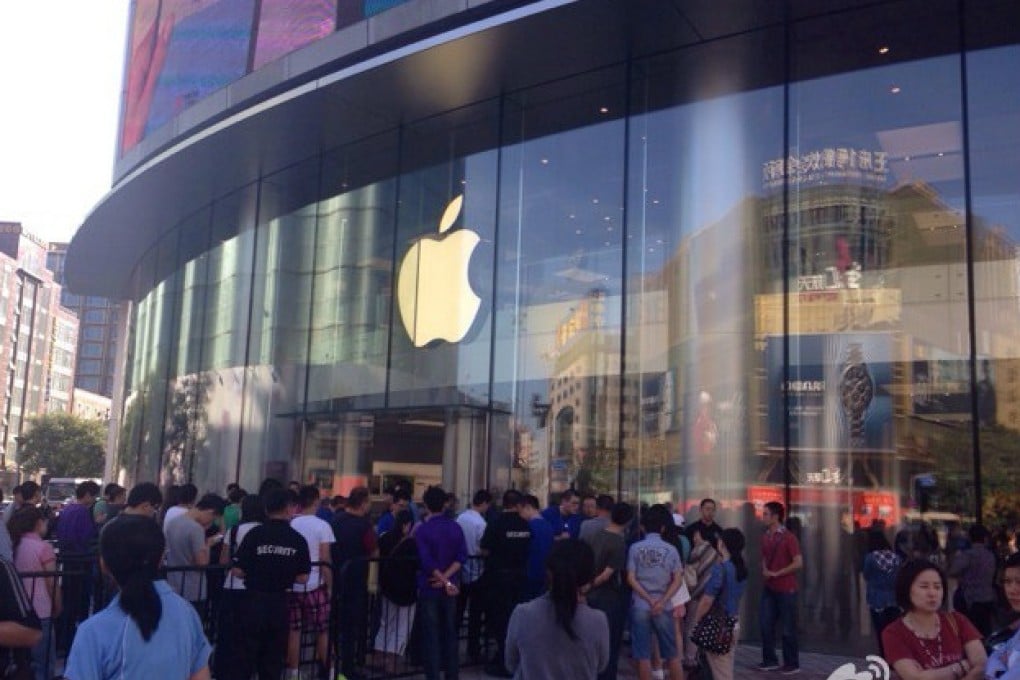 Buyers in line at a Beijing Apple store. Photo: weibo screenshot
