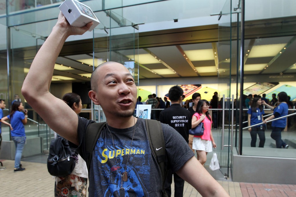 Local Jason Chow shows off his new iPhone 5S. Photo: Edward Wong
