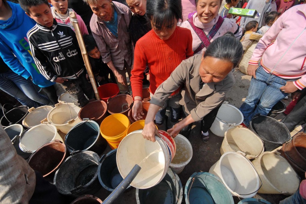 Villagers in Guizhou province wait for water. Photo: Xinhua