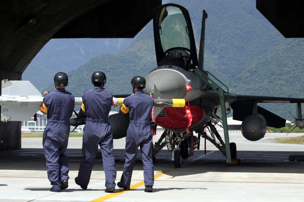 Taiwanese airforce crew load a missile on to an F-16 fighter jet in a drill at the Hualien air base. Taiwan’s air force may soon be armed with “smart” munitions. Photo: Reuters