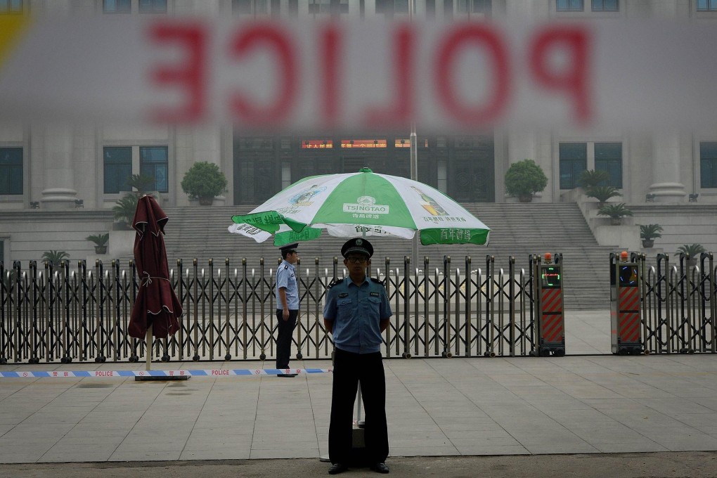 Police on guard outside the Intermediate People's Court in Jinan, where the Bo verdict will be handed down this morning. Photo: AFP
