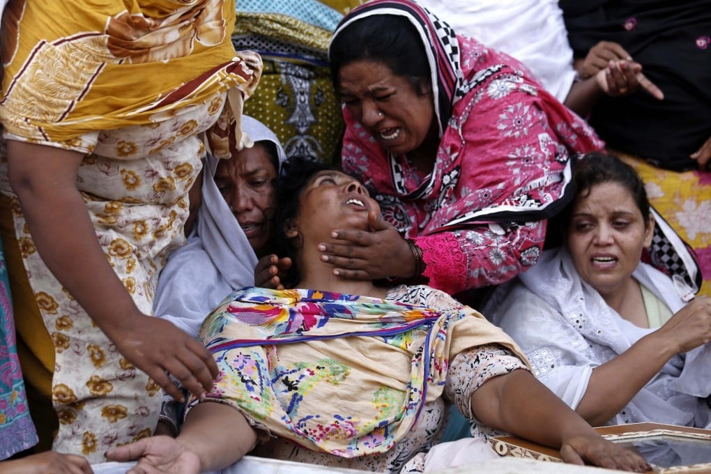 Relatives try to comfort each other after the bombing attack at a church in Peshawar, Khyber Pakhtunkhwa province. Photo: EPA