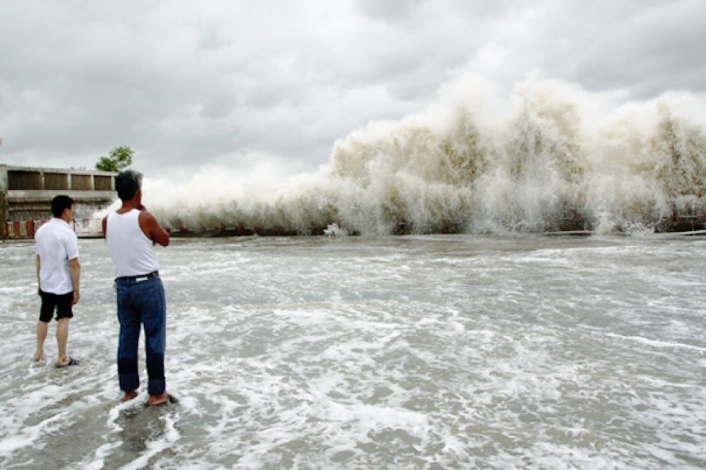 25 dead in China and chaos at Hong Kong airport in wake of Typhoon Usagi