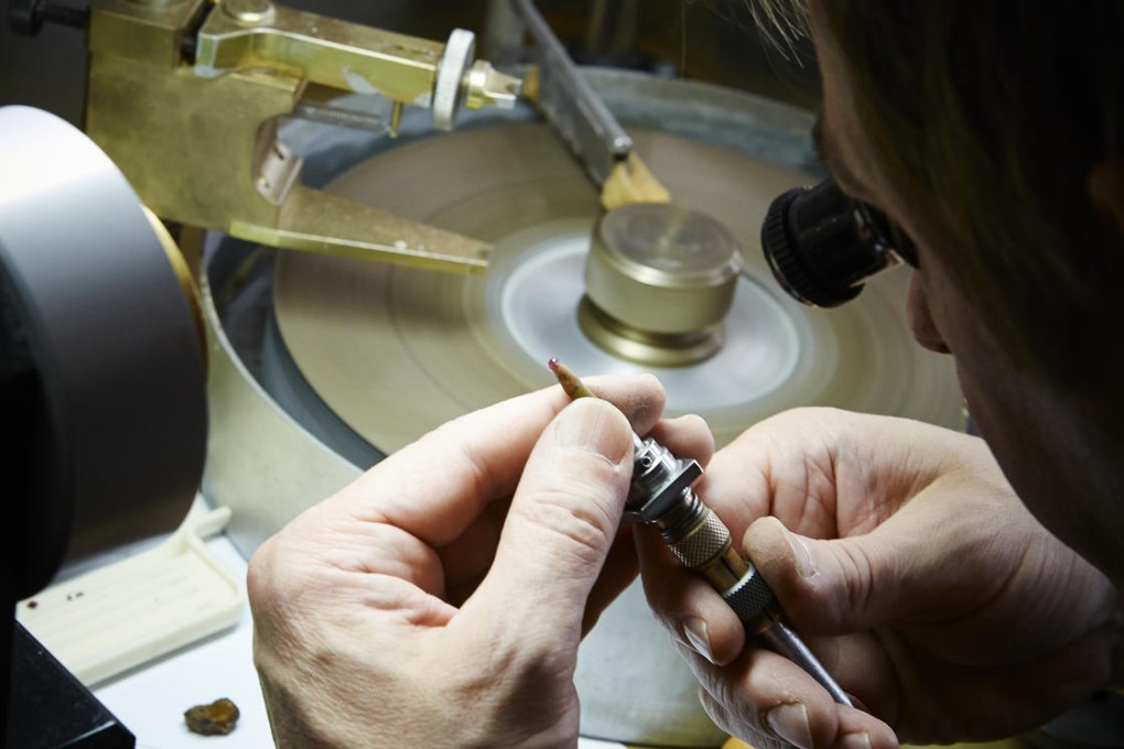 Van Cleef &amp; Arpels artisans reveal the skills of watchmaking.