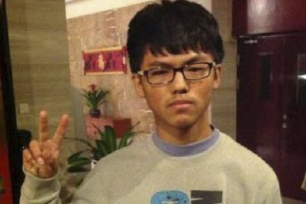 Yang Hui giving a victory sign after his release. Screenshot via Sina Weibo