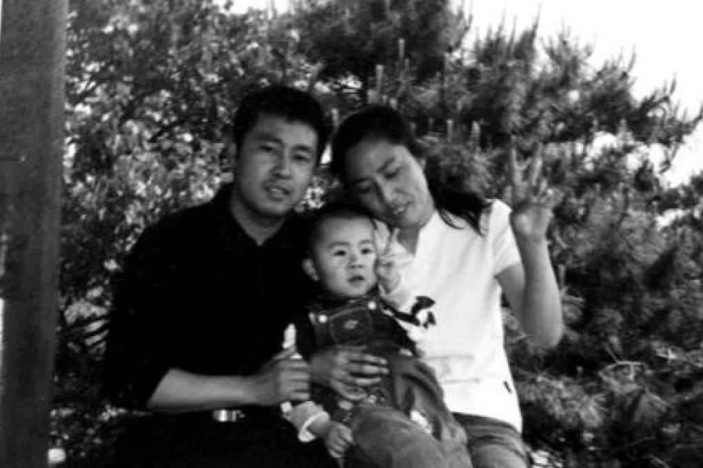 Xia Junfeng (left) with his son and wife, Zhang Jing. Photo: Xinhua