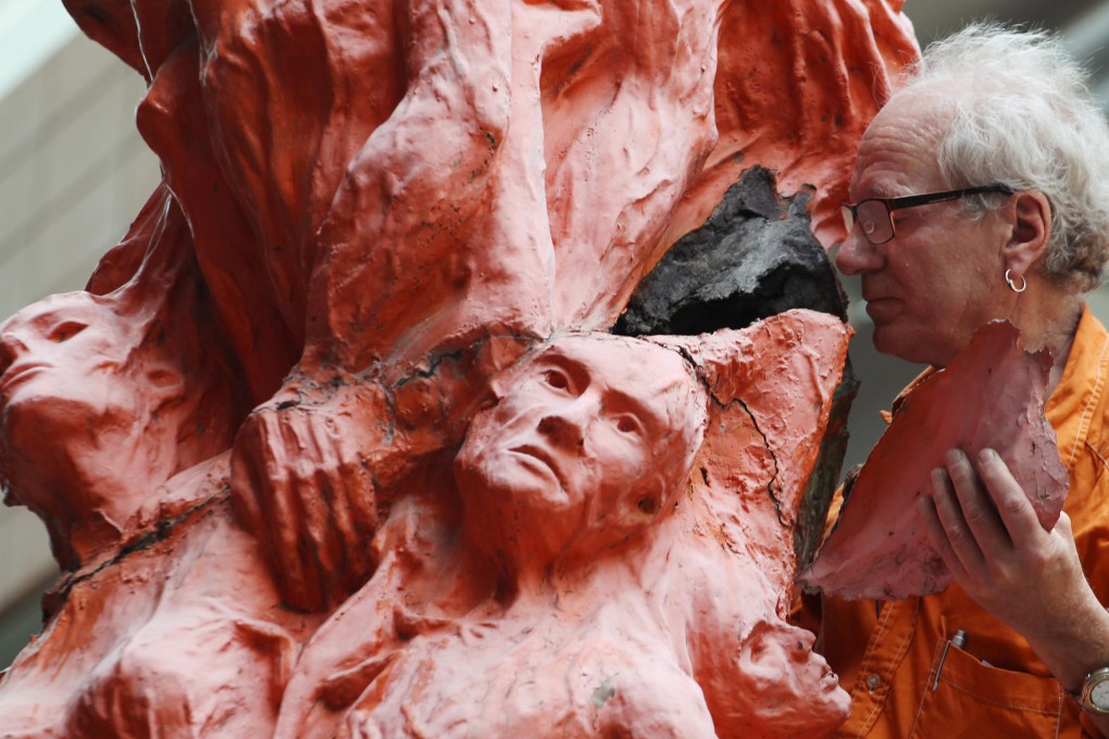 Jens Galschiot examines HKU’s Pillar of Shame, which he created to commemorate 1989’s Tiananmen Square crackdown. Photo: Felix Wong