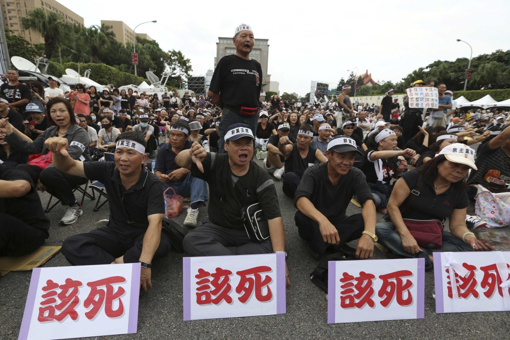 Demonstrators chant slogans during a protest against President Ma Ying-jeou outside the presidential office in Taipei. Photo: Reuters