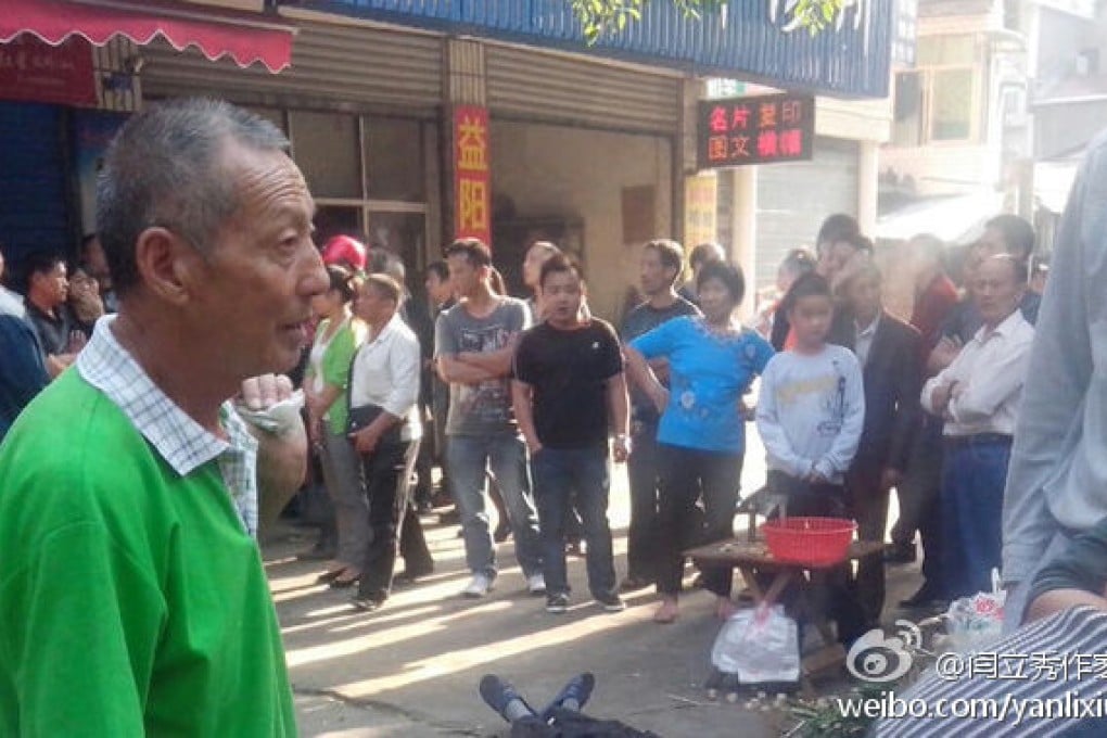 Scene of a market in Yiyang, Hunan, where an elderly fruit seller became the latest alleged victim of chengguan violence. Screenshot via Sina Weibo.