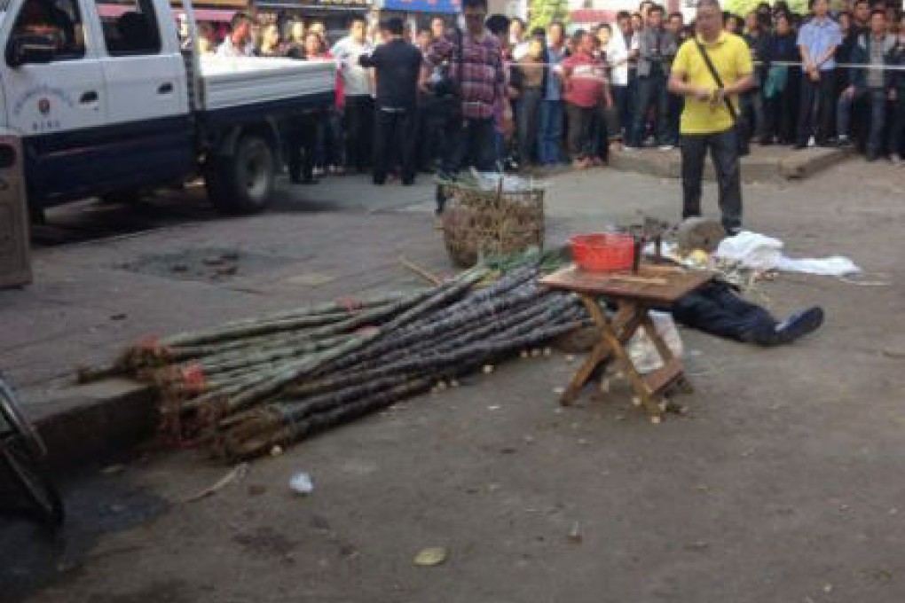 The body of Xu Lizhong seen lying amid onlookers in Yiyang, Hunan province, on Sunday. Screenshot via Sina Weibo.