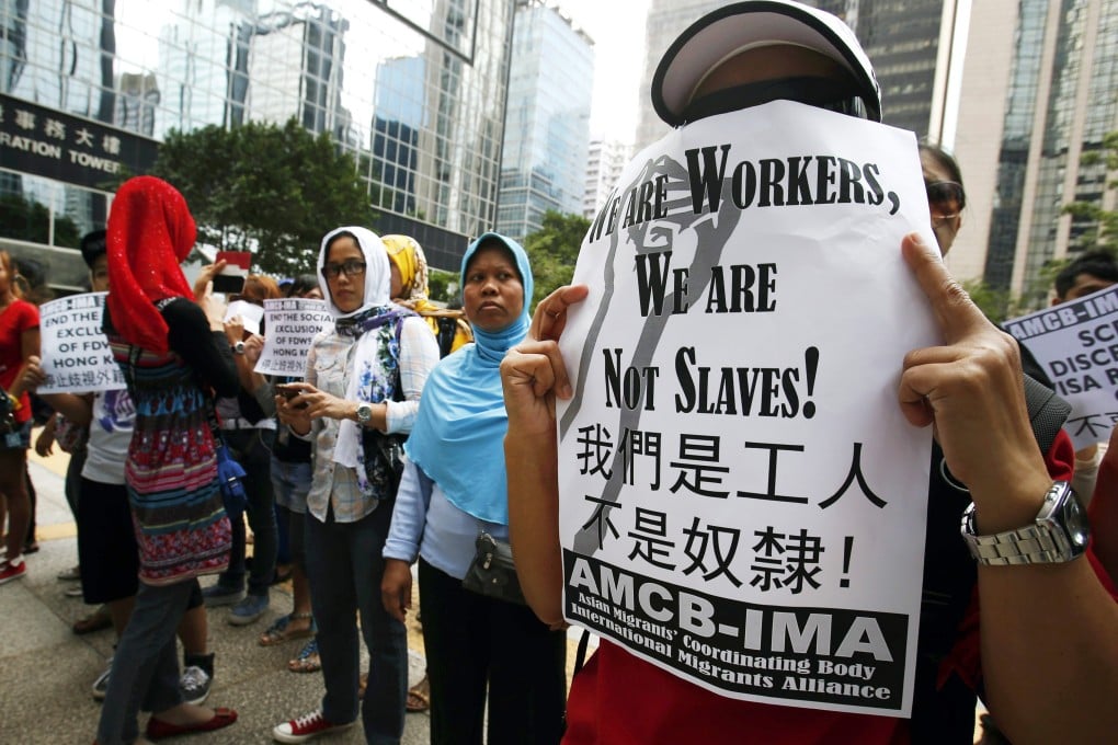 Domestic helpers rally in support of an Indonesian maid who was tortured by her employers, outside Wanchai District Court in Hong Kong September 18, 2013. Photo: Reuters