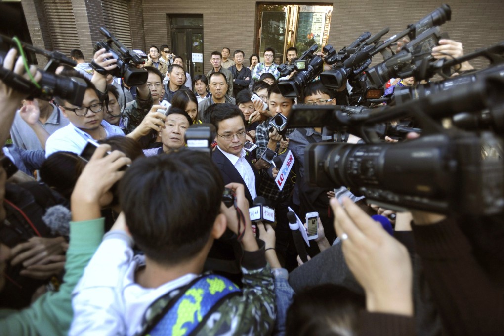 Lawyer Lan He is surrounded by journalists as he arrives at a court ahead of a verdict hearing of Li Guanfeng, in Beijing. Photo: Reuters
