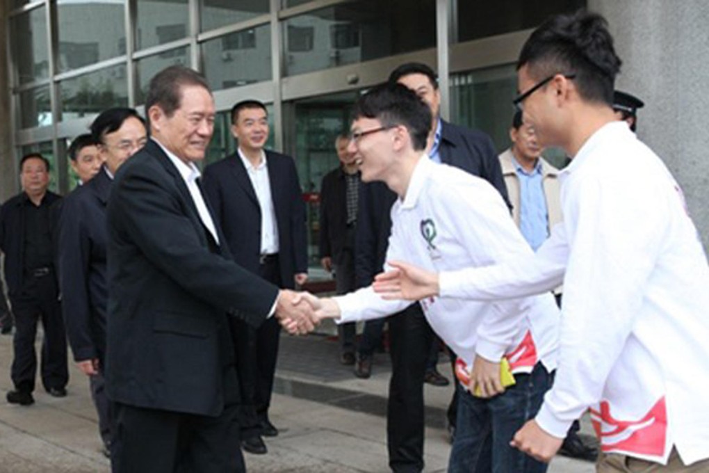 Zhou Yongkang greets students. Photo: China University of Petroleum