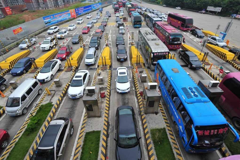Vehicles queue on the Guilin-Beihai Highway in Nanning, Guangxi. Traffic surged after tolls were suspended. Photo: Xinhua