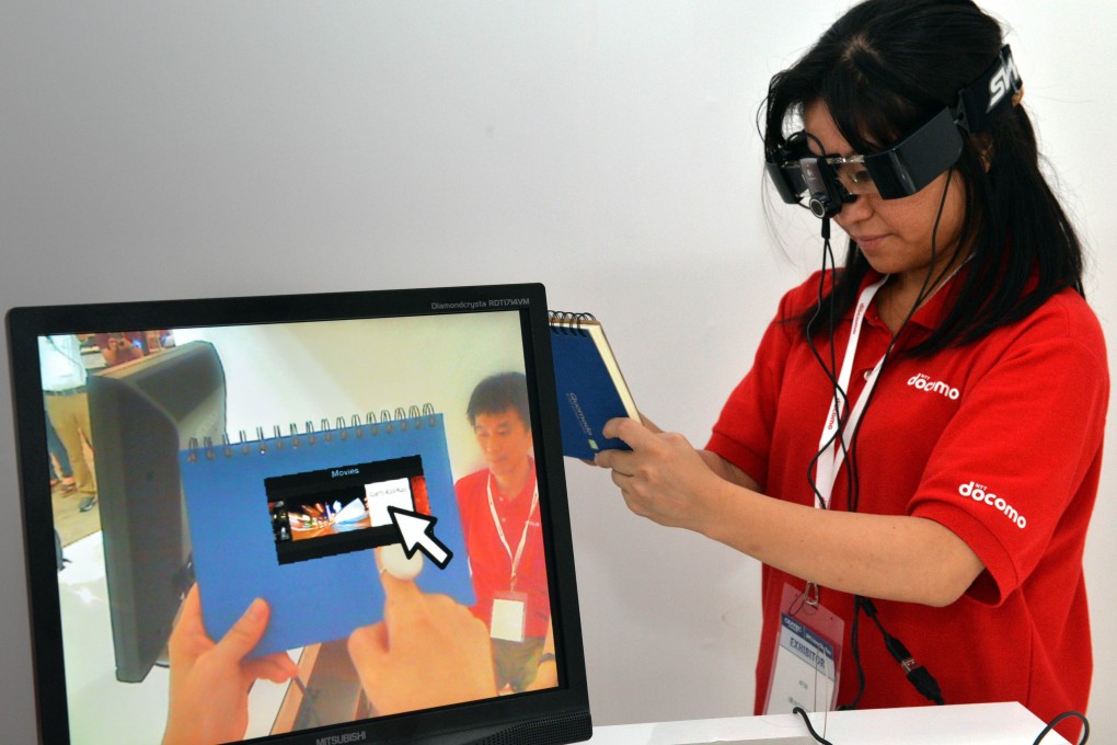 An engineer uses the glasses at the preview of the Ceatec electronics trade show in Chiba, suburban Tokyo on September 30, 2013. Photo: AFP