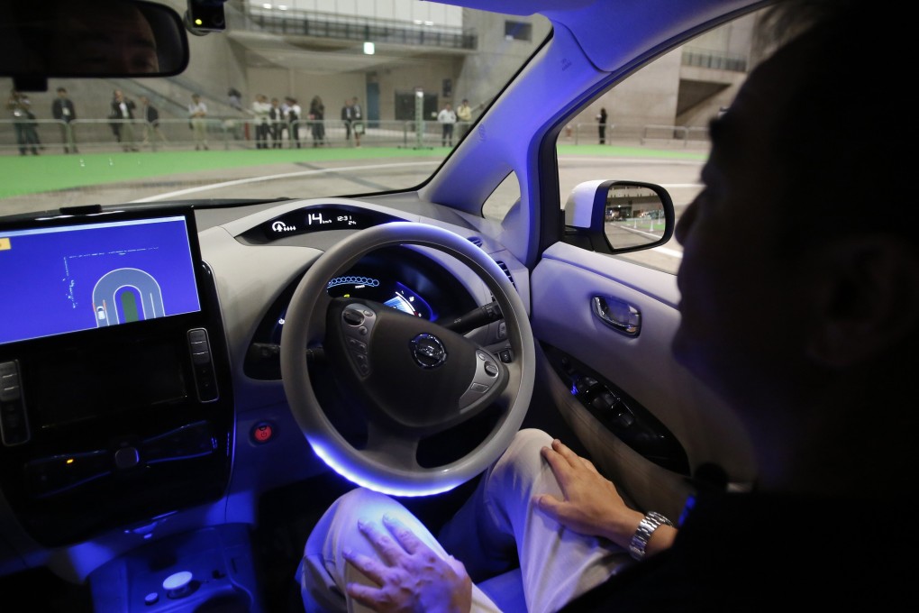 A staff member of Nissan drives the LEAF electronic car with the aid of the new driving system "Autonomous Drive". Photo: Reuters