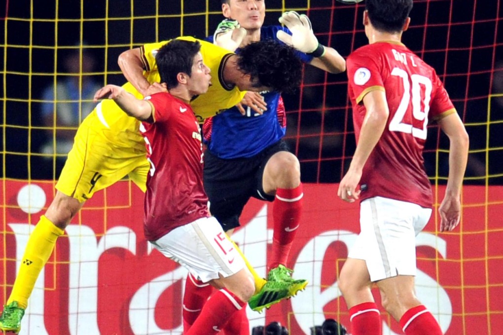 Guangzhou keeper Zeng Cheng tries to catch the ball during the second leg of their AFC Champions League semi-final against Kashiwa at Tianhe Stadium. Photo: Xinhua
