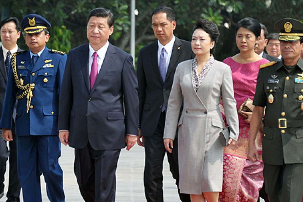 President Xi Jinping (third left) and his spouse Peng Liyuan (third right) arrive to pay their respects at the Hero's Cemetery in Jakarta on Thursday. Photo: AFP