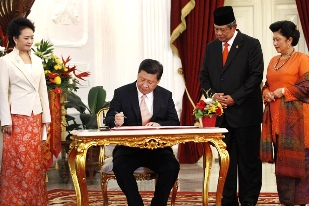 President Xi Jinping with his wife, Peng Liyuan, and Indonesian President Susilo Bambang Yudhoyono and his wife Ani in Jakarta. Photo: AP