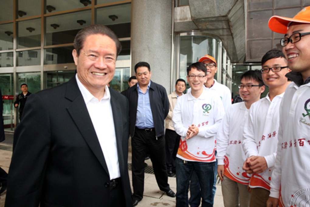 Zhou Yongkang meets student volunteers at China University of Petroleum on Oct. 1, 2013. Photo: SCMP Pictures