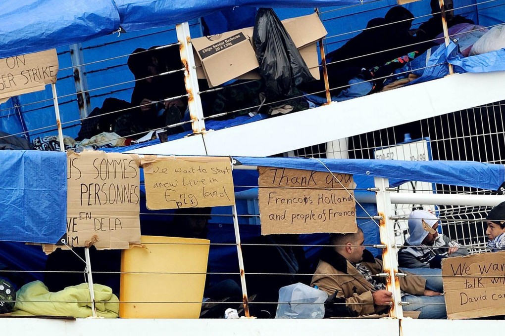 Syrian refugees, attempting to get passage to Britain, have occupied a footbridge in the port of Calais since Wednesday. Photo: AFP