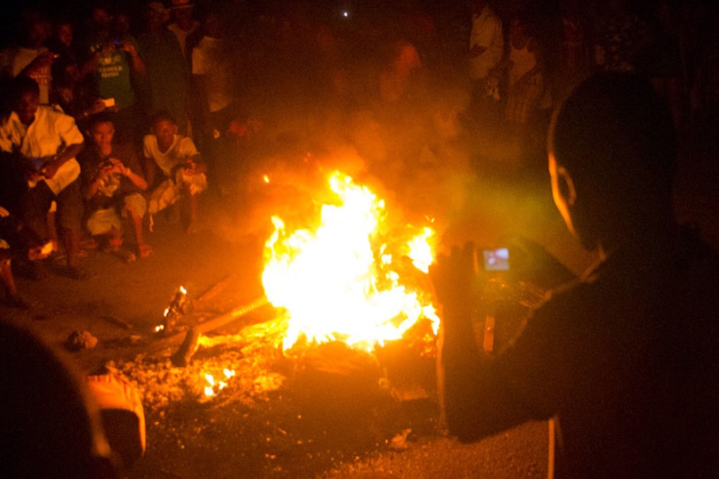 A Malagasy was dragged from a vehicle and thrown onto a fire in Nosy Be on suspicion of murdering a young boy for his organs. Photo: AFP