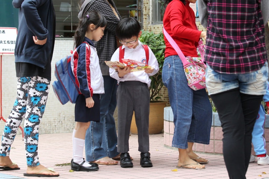 Hundreds of mostly mainland parents thronged kindergartens close to the border yesterday hoping to secure admission application forms for their children. Photo: Dickson Lee