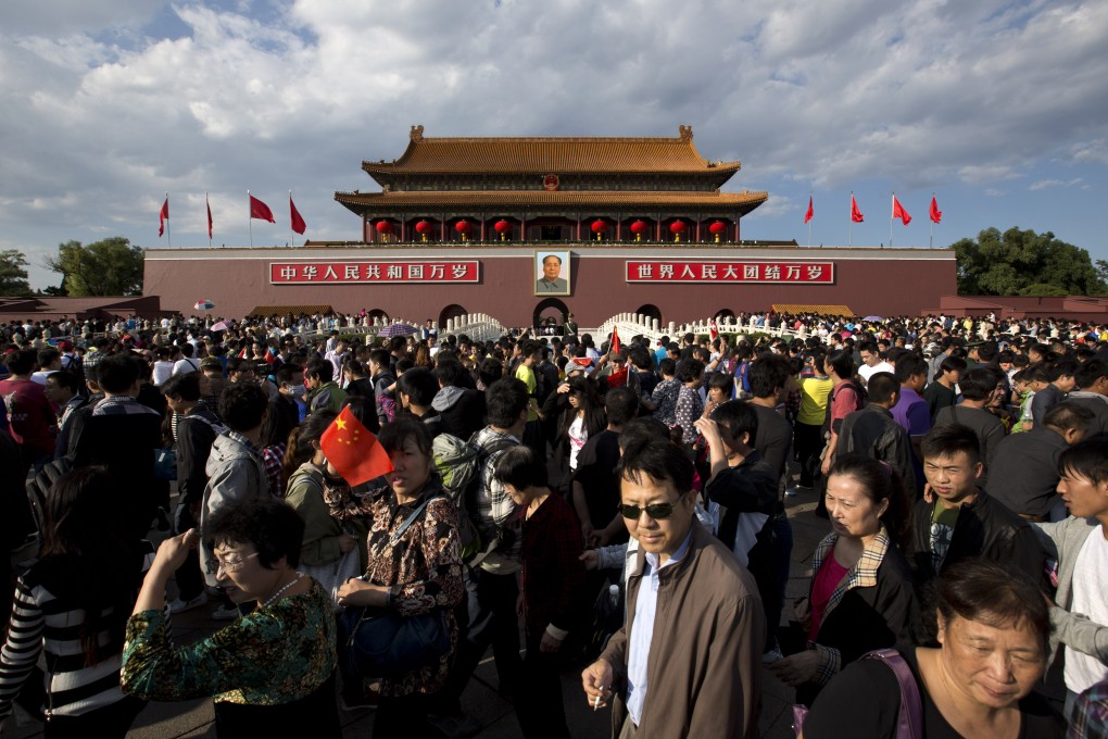 Spectators left 5 tonnes of rubbish on Tiananmen Square after the National Day's flag-raising ceremony. Photo: AP