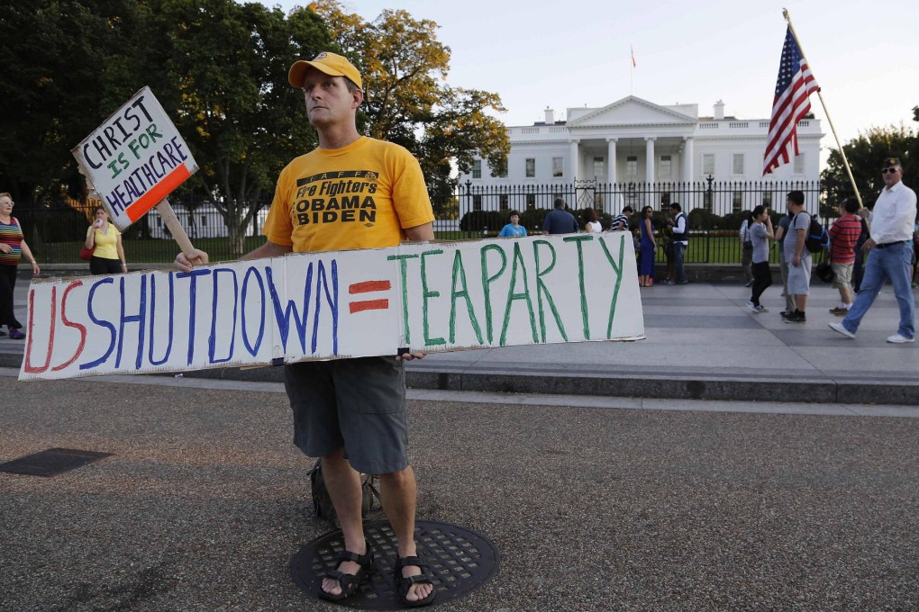 Retired firefighter Eric Lamar shows his support for Obama outside the White House. Photo: Reuters