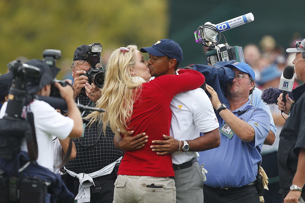 Tiger Woods kisses girlfriend Lindsey Vonn after defeating International player Richard Sterne of South Africa. Photo: Reuters