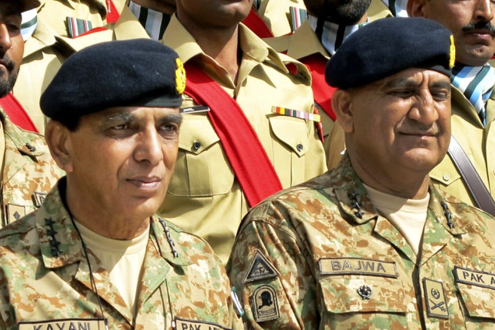 Ashfaq Kayani (left)
