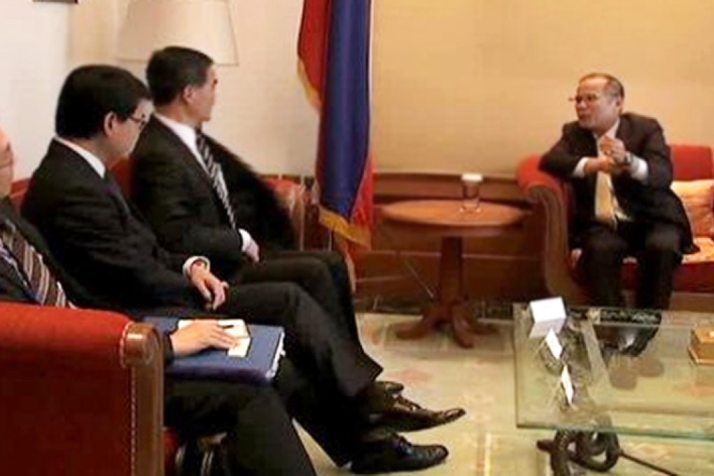 Leung Chun-ying and Hong Kong officials are seen meeting President Benigno Aquino (right) in a video clip. Photo: SCMP