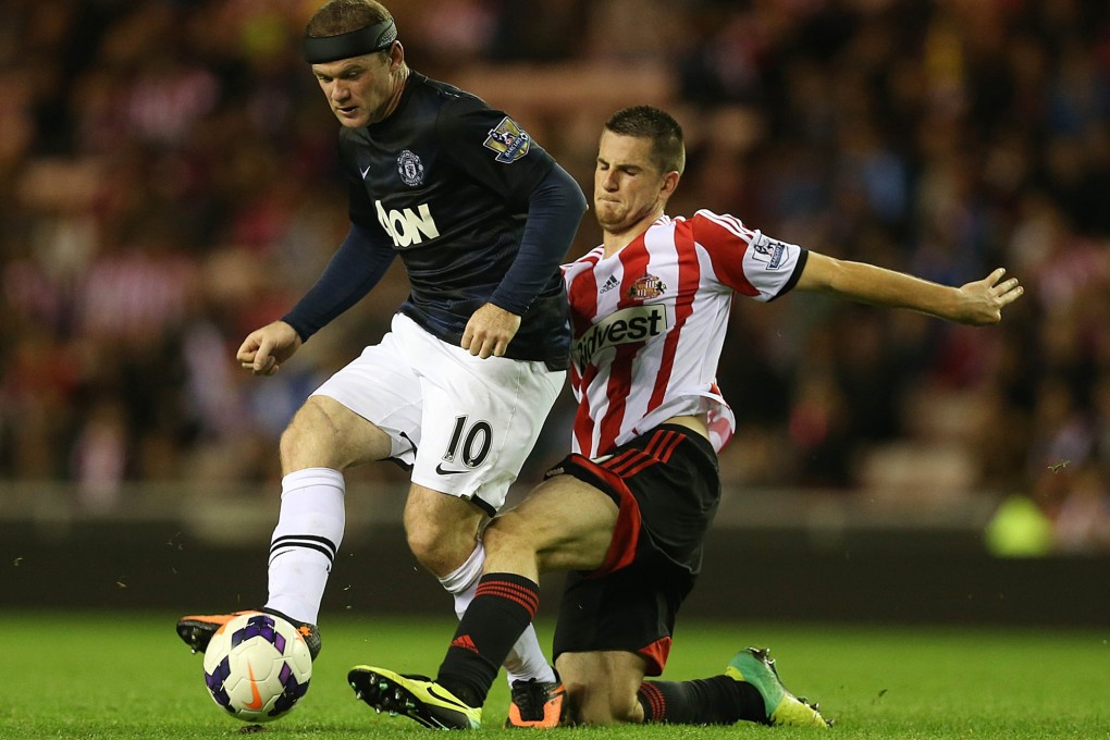Manchester United's English striker Wayne Rooney vies with Sunderland's Italian midfielder Emanuele Giaccherini. Photo: AFP