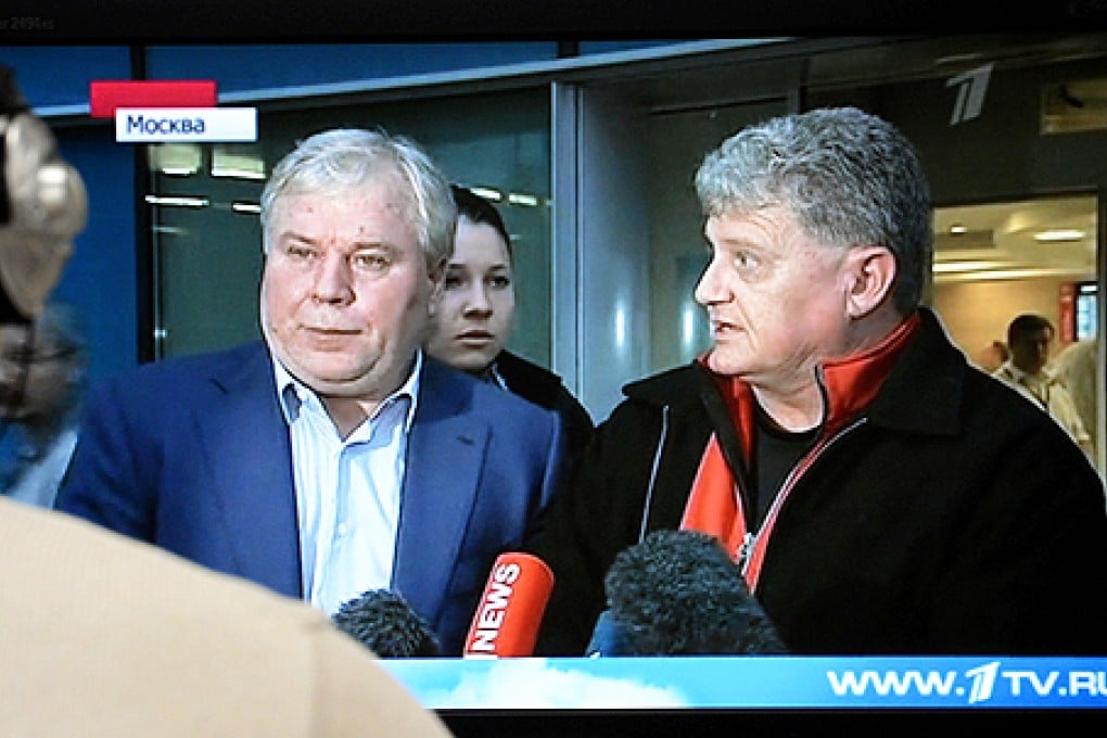 Lon Snowden (right), accompanied by Edward Snowden's Russian lawyer Anatoly Kucheren, speaks during an interview with ORT television channel at Moscow's Sheremetyevo airport. Photo: AFP