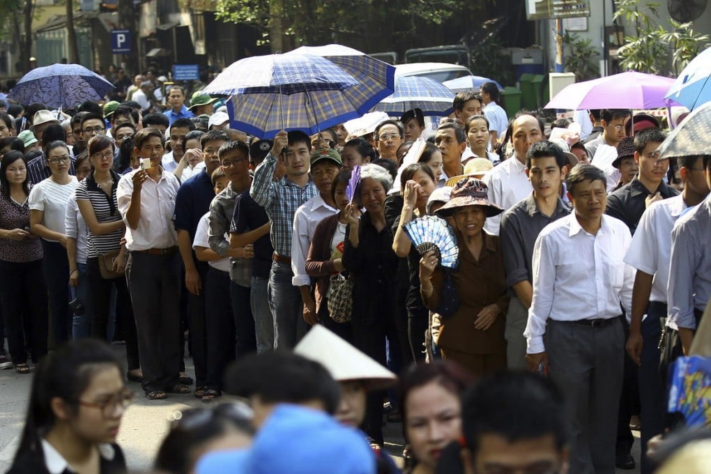 Mourners form a long queue for the funeral service of General Vo Nguyen Giap in Hanoi. Photo: AP