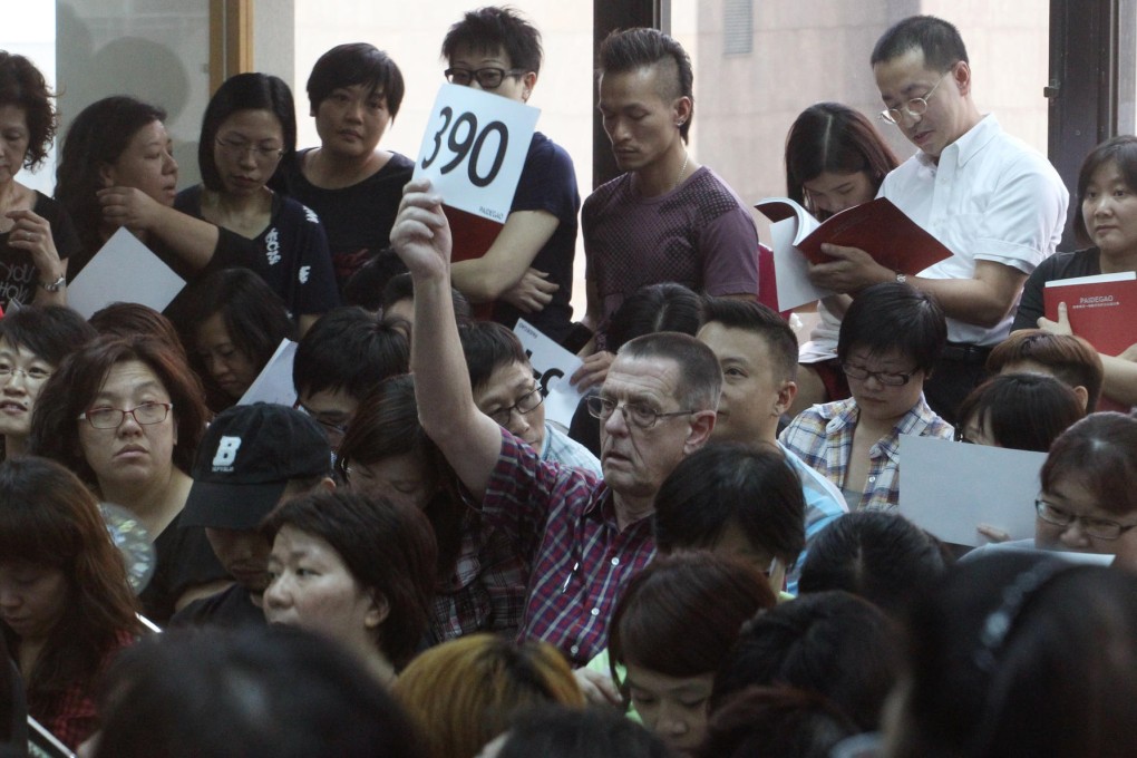 Bidders at an auction of the belongings of late singer Anita Mui, which Mui's mother had branded "disrespectful". Photo: Felix Wong