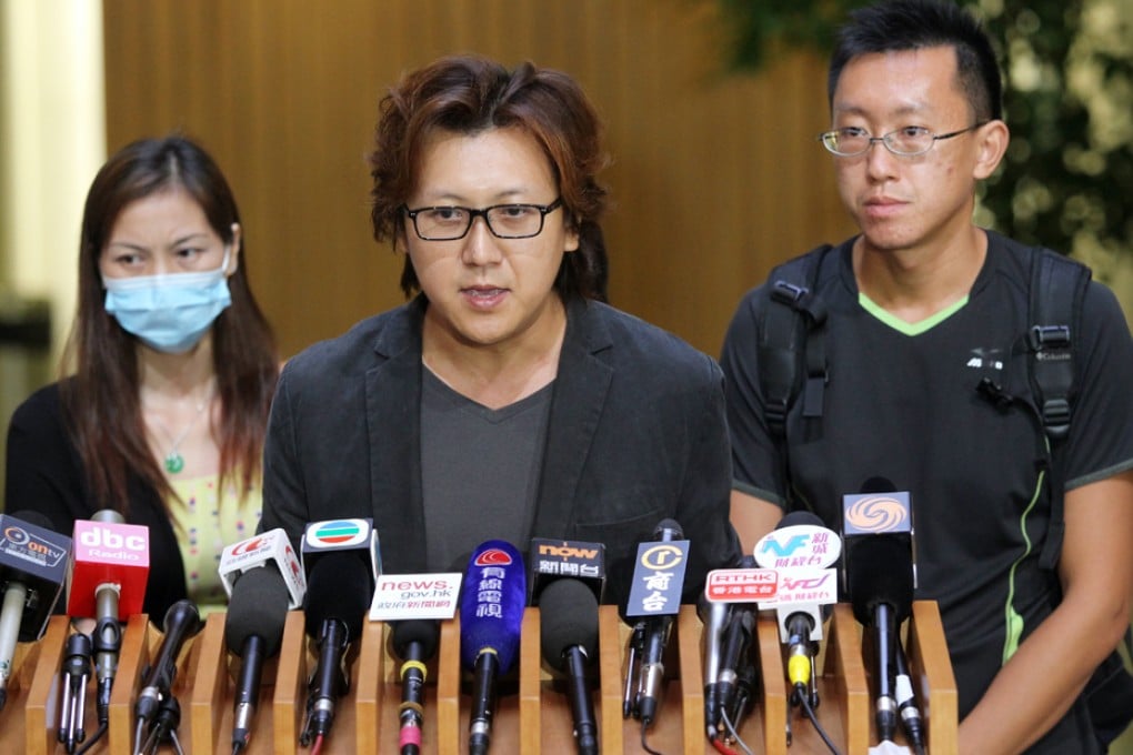 Shooting survivor Yick Siu-ling with Tse Chi-kin and Tse Chi-hang, brothers of the tour guide killed. Photo: Sam Tsang