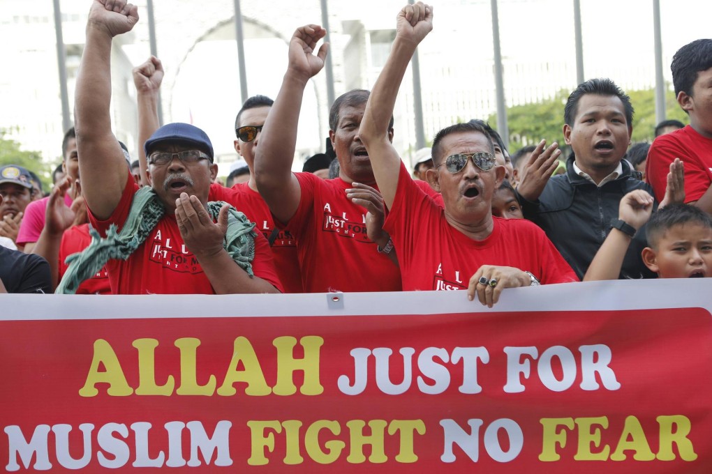 Muslim demonstrators outside the court. Photo: Reuters