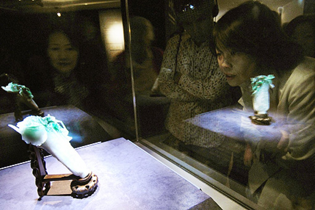 A group of tourists admire a jade cabbage, the most popular treasured collection of Taipei's National Palace Museum. Photo: AFP
