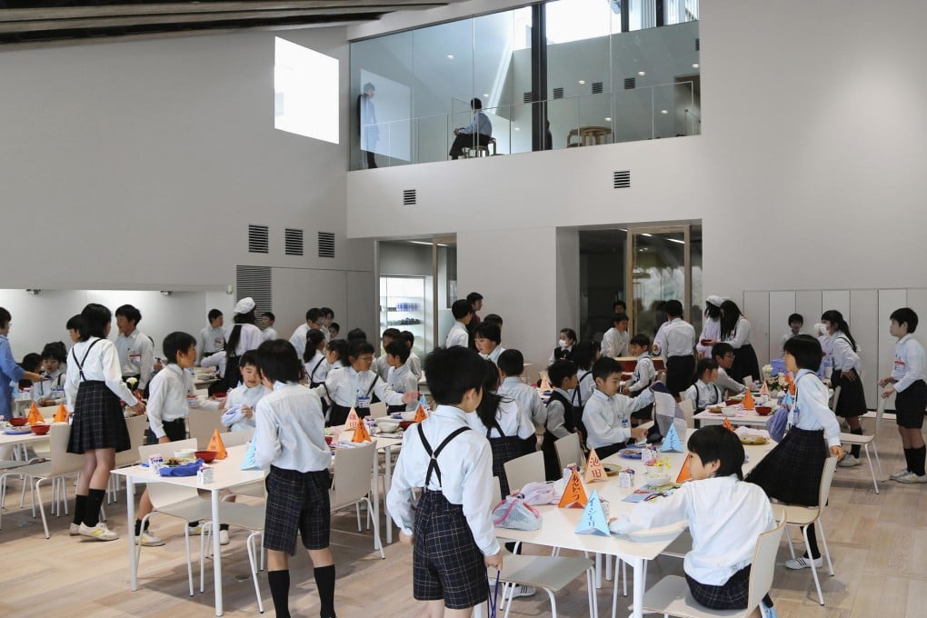 Lunchtime at a primary school cafeteria in Japan, where good manners and mutual help are staples. Photo: Corbis