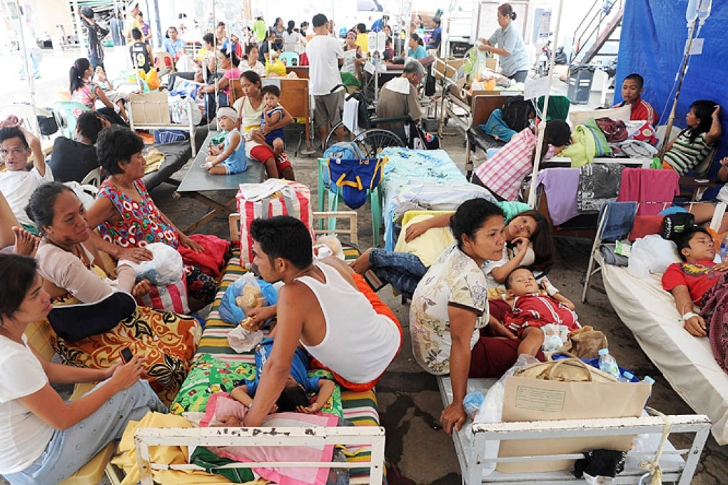About 100 injured earthquake survivors rest in temporary shelter in the parking lot of a government hospital in Tagbilaran city, the capital of Bohol island. Photo: AFP