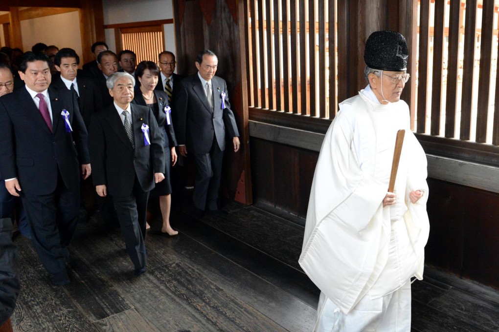Legislators are led by a priest at the Yasukuni Shrine. Photo: Xinhua