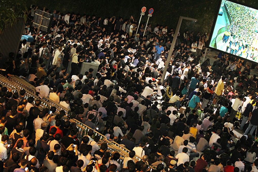 Employees and supporters of HKTV seen outside the government offices in Admiralty for the second day. Photo: Dickson Lee
