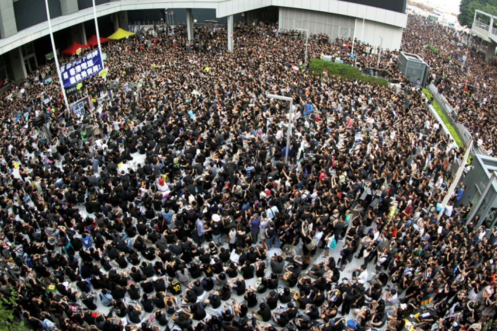 Thousands pack the government's headquarters to demand an explanation of the rejection of HKTV's licence application. Photo: Dickson Lee