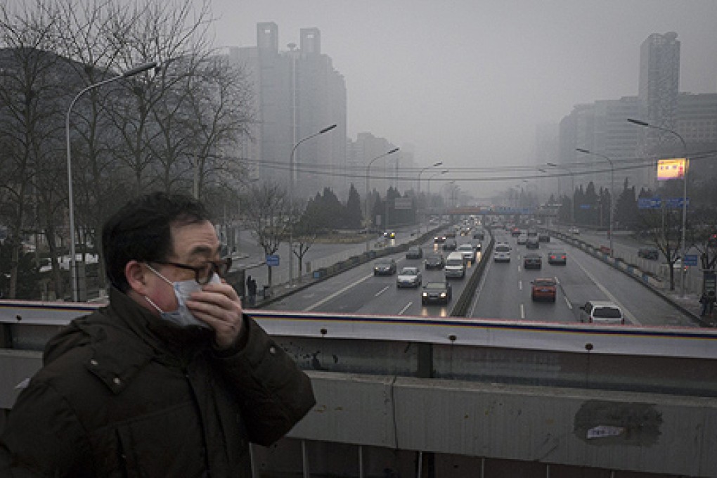 Heavy smog smothers the Second Ring Road in Beijing. Photo: EPA