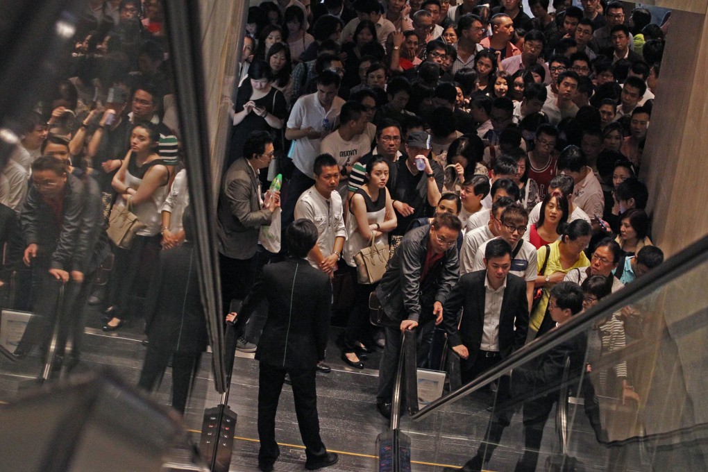 Prospective buyers and agents pile into a sale of luxury flats in West Kowloon. Photo: Felix Wong