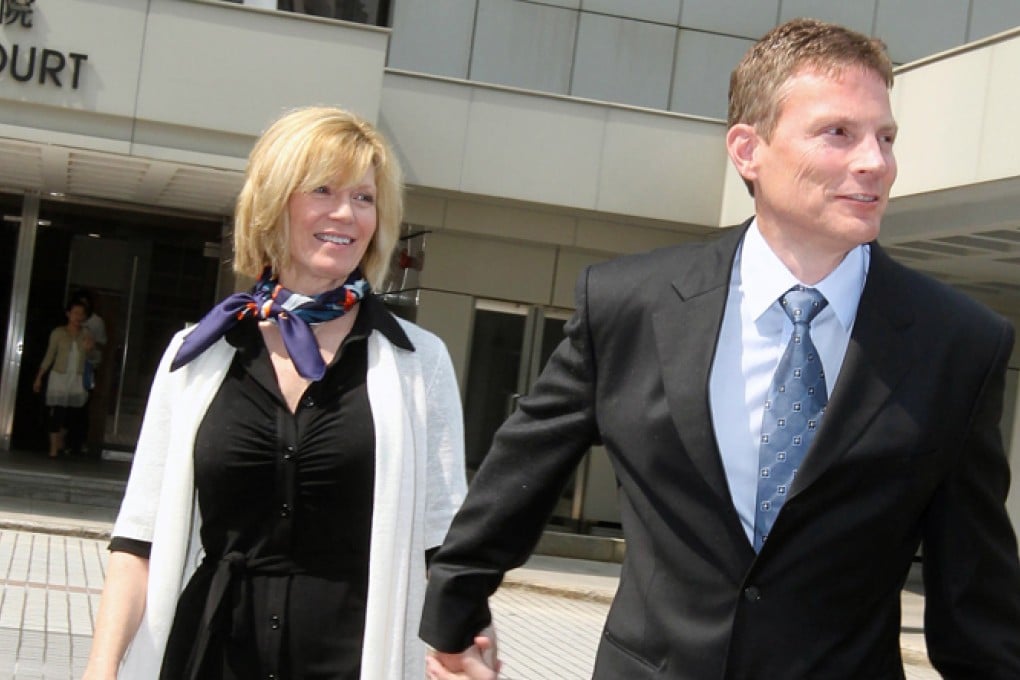 Cathay Pacific pilot Scott Henderson (right) and his wife outside the High Court. Photo: May Tse
