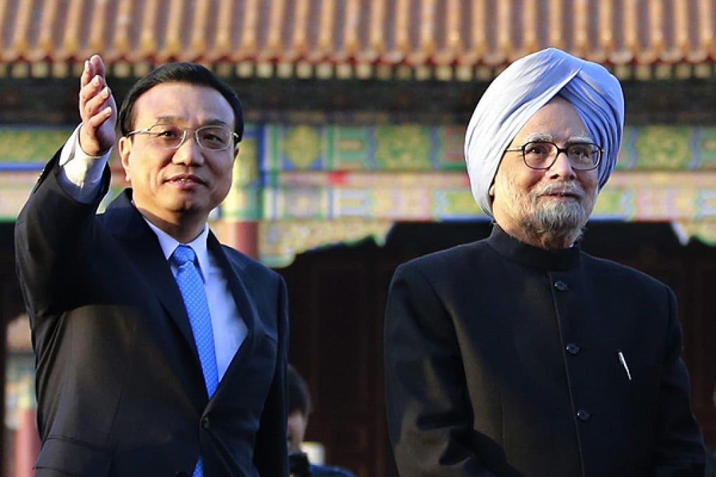 Premier Li Keqiang shows his guest, Manmohan Singh, around the Forbidden City. Photo: Reuters