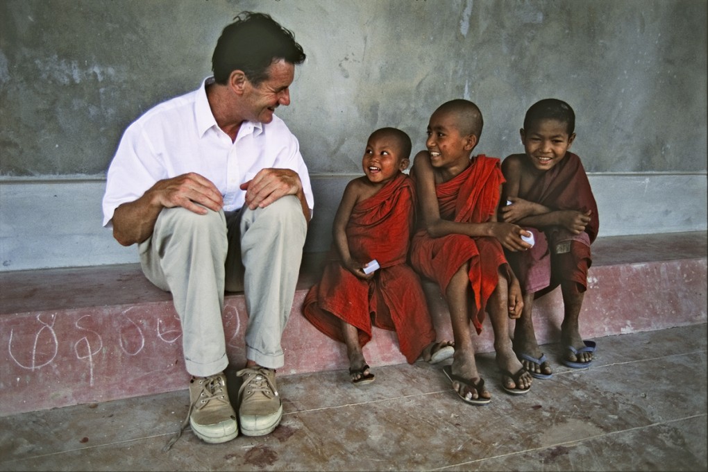 Michael Palin with novice monks in the temple courtyard beside the Shwezigon 
Pagoda in Bagan, Myanmar, in 1995. Photos: Basil Pao