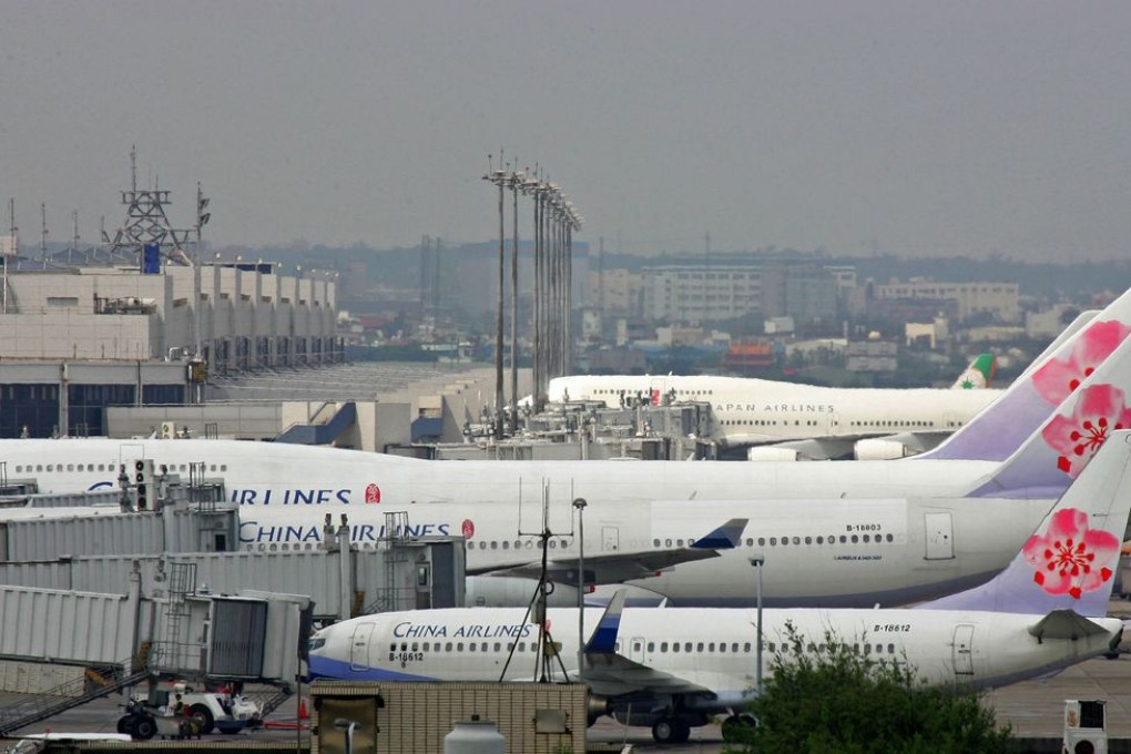 There are 400 flights between Taiwan and Hong Kong weekly.